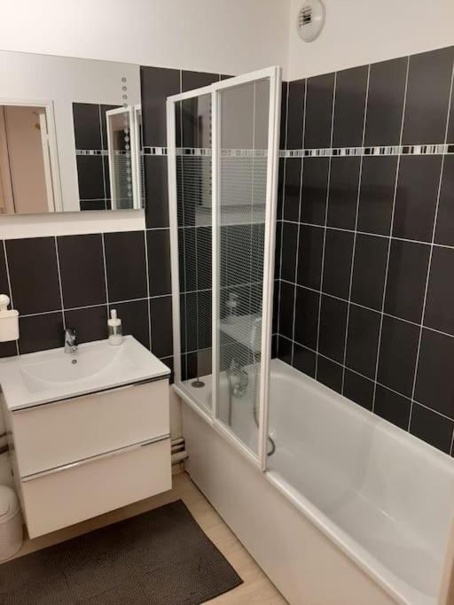 Joli Appartement Avec Jardin Et 2 Parkings Prives Argenteuil Bagian luar foto